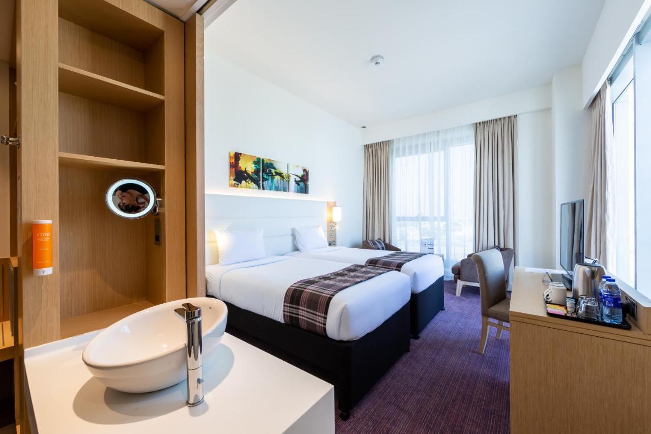Premier Inn Dubai Dragon Mart Exteriör bild